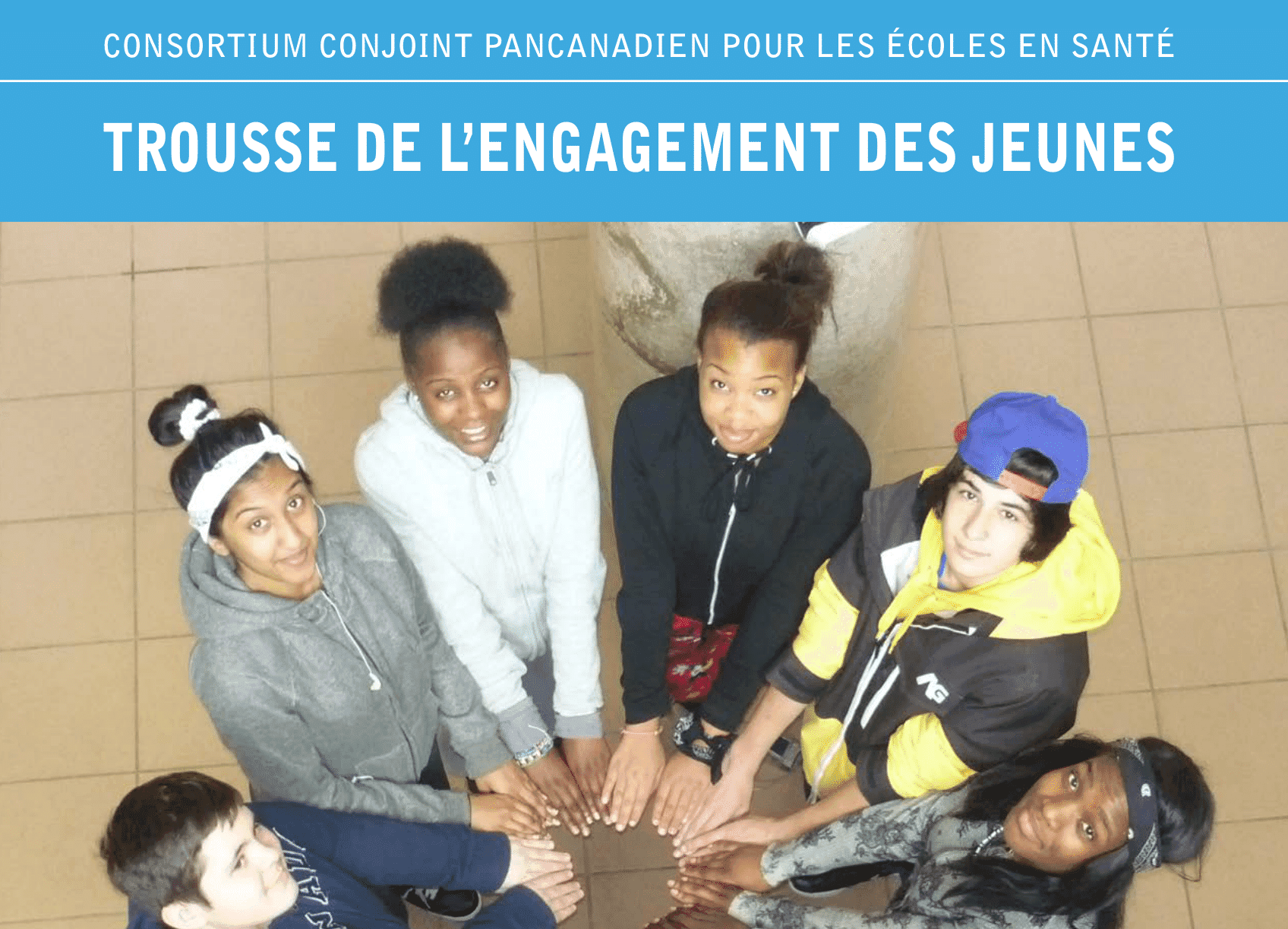 Un jeunes formant un cercle avec leurs mains ensemble, symbolisant l'unité et la collaboration. Titré "Trousse d'engagement des jeunes : Module 1 : Introduction," produit par le Consortium pancanadien pour la santé en milieu scolaire.